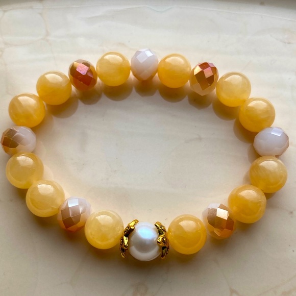 Honey Jade Stretch Bracelet with Cultured Pearl & Faceted Crystals. - Picture 3 of 5